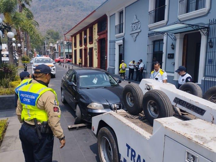 ¡Perdió el control! Vehículo impacta contra jardinera en centro de Orizaba