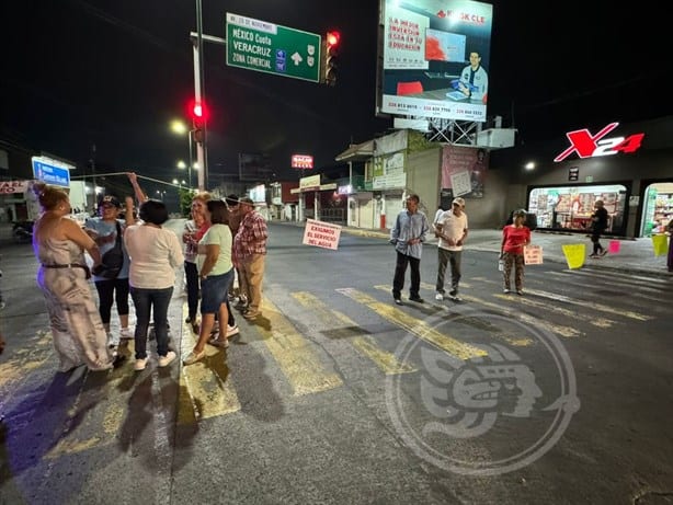 Por falta de agua, vecinos bloquean calles de Xalapa