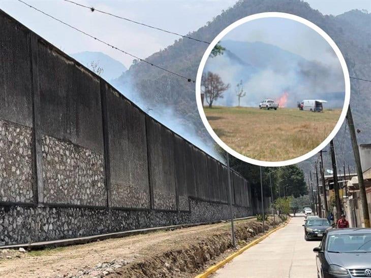 Incendio de pastizal dentro de antigua fábrica textil en Río Blanco (+Video)