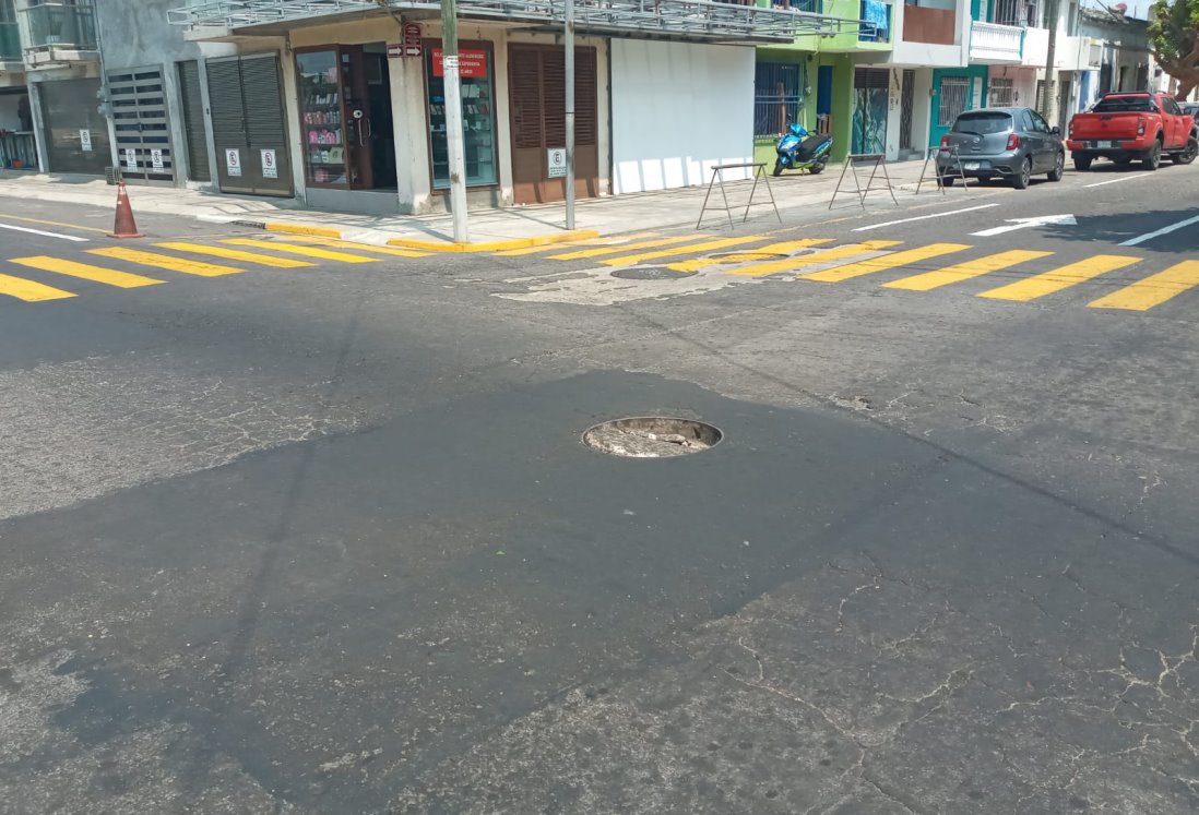 Tapas de registros ponen en riesgo a automovilistas en avenida Vicente Guerrero de Veracruz