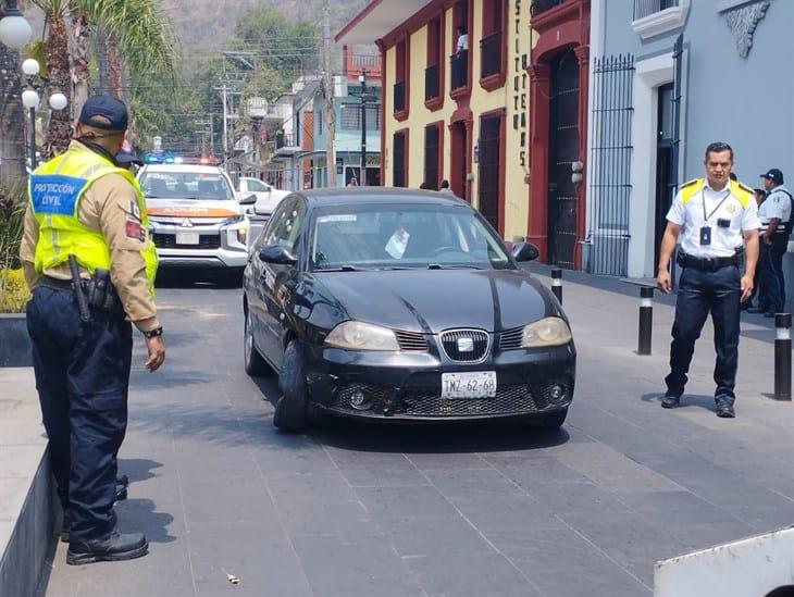 ¡Perdió el control! Vehículo impacta contra jardinera en centro de Orizaba