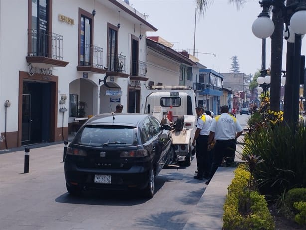 ¡Perdió el control! Vehículo impacta contra jardinera en centro de Orizaba