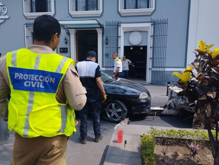 ¡Perdió el control! Vehículo impacta contra jardinera en centro de Orizaba