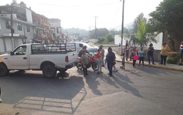 Por falta de agua, vecinos bloquean calles de Xalapa