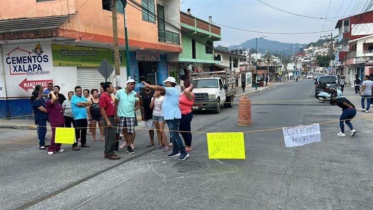 Vecinos de Xalapa continúan protestando por falta de agua