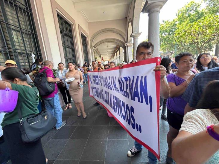 Con cubetas vacías en el ayuntamiento; así protestan por la falta de agua en Xalapa