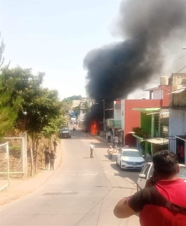 Incendio en colonia Cerro Colorado de Xalapa casi alcanza viviendas