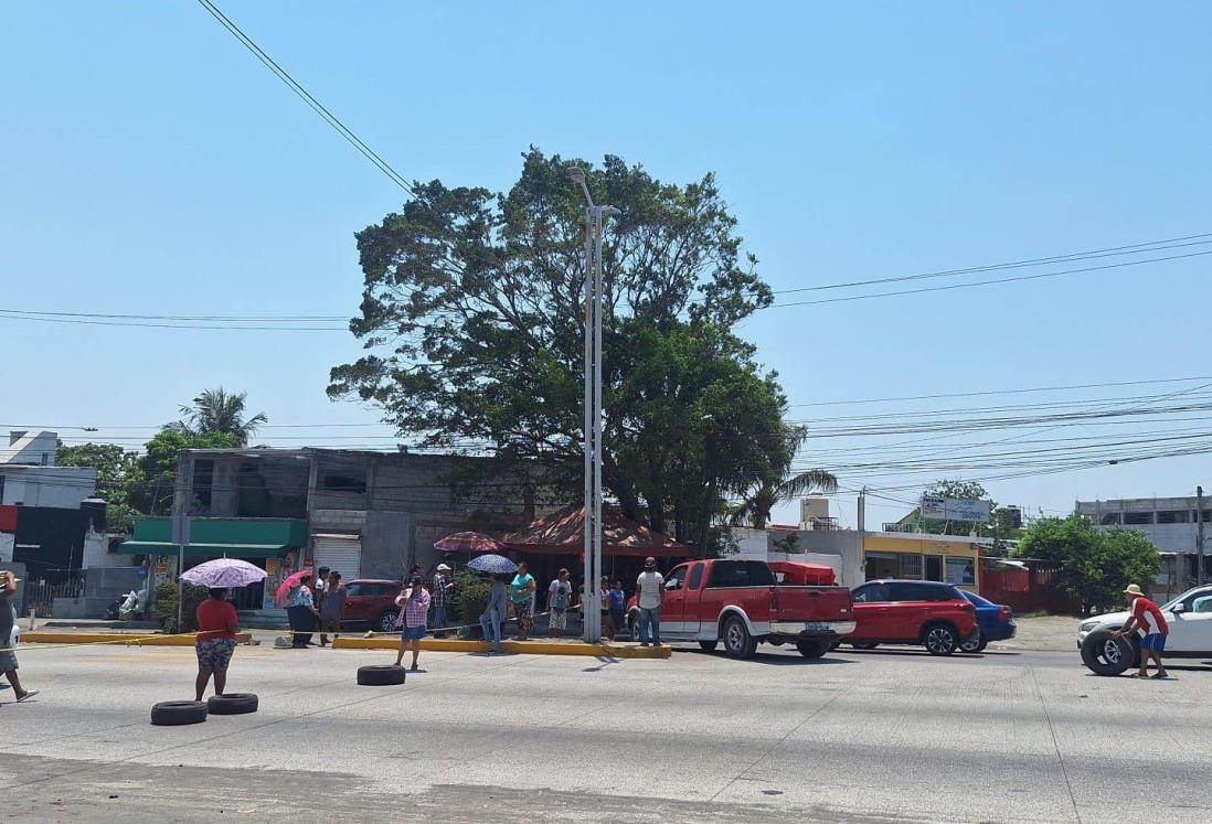 Bloquean carriles de avenida JB Lobos por falta de energía eléctrica