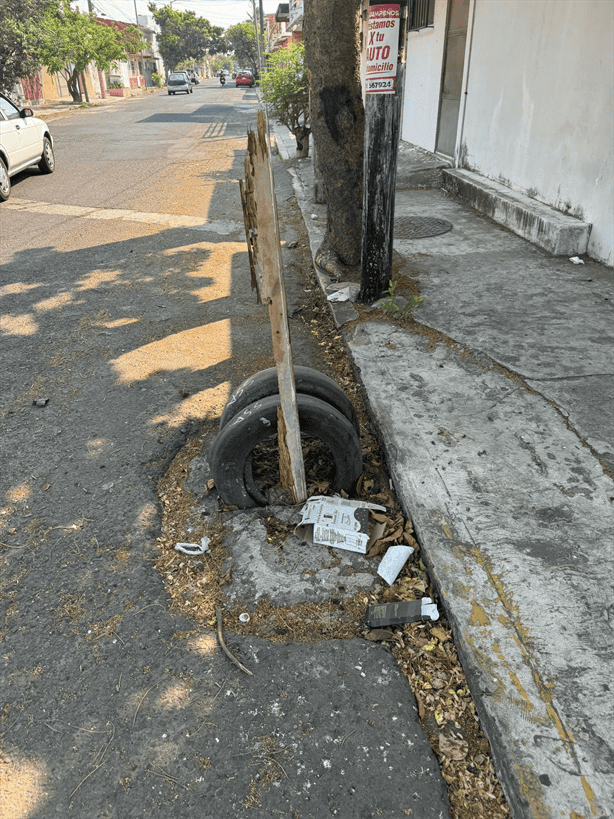 Vecinos de la colonia Formando Hogar denuncian peligro por bache y alcantarilla