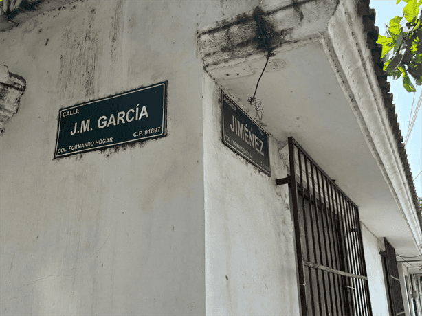 Vecinos de la colonia Formando Hogar denuncian peligro por bache y alcantarilla