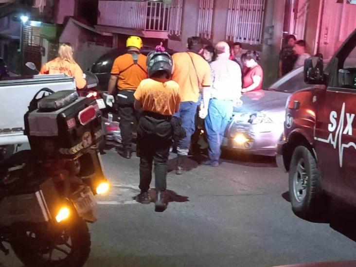 Motociclista es embestido por auto en colonia de Xalapa