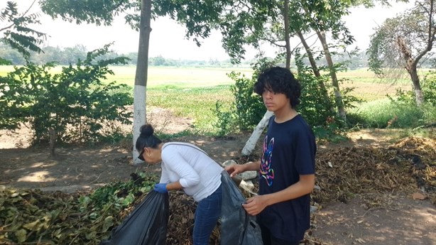 Padres de familia y alumnos de primaria se suman al rescate de la Laguna de Lagartos en Veracruz