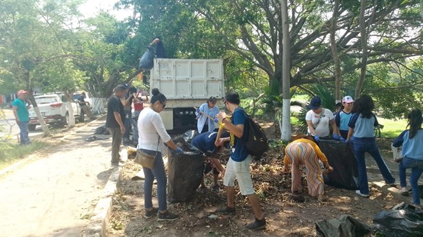 Padres de familia y alumnos de primaria se suman al rescate de la Laguna de Lagartos en Veracruz