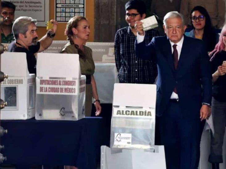 AMLO vota con Beatriz Gutiérrez en casilla del Centro Histórico de CDMX