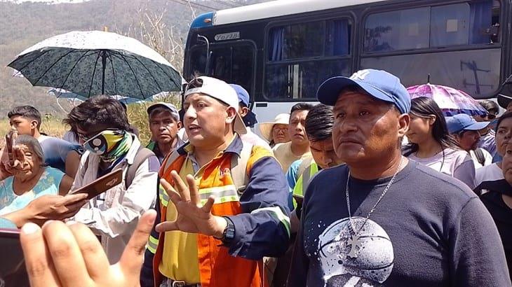 Bloquean carretera y cierran casillas en Tlilapan; exigen combate a incendio en el Cerro Zocatecatl