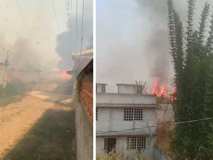 Familias evacúan sus casas en El Lencero por incendios de maleza