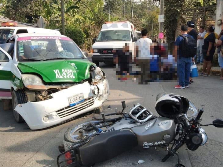 Se registra choque entre taxi y moto en Emiliano Zapata; hay un lesionados