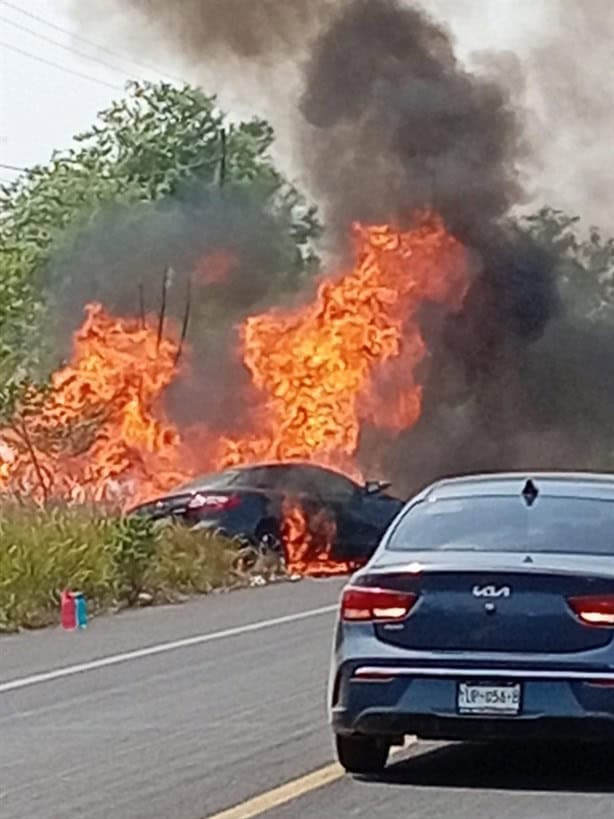 Aparatoso accidente deja tres heridos y dos unidades calcinadas en Tierra Blanca