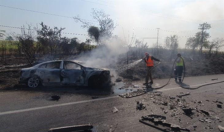 Aparatoso accidente deja tres heridos y dos unidades calcinadas en Tierra Blanca