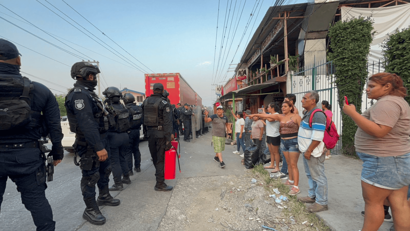 Granaderos desalojan a manifestantes en Ixtaczoquitlán; exigen apoyo contra incendios