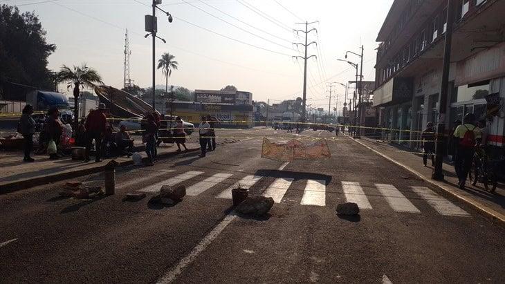 Bloquean entrada a Ixtaczoquitlán; demandan apoyo para sofocar el incendio en Escamela