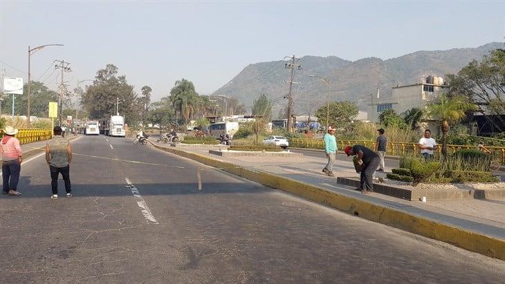 Bloquean entrada a Ixtaczoquitlán; demandan apoyo para sofocar el incendio en Escamela