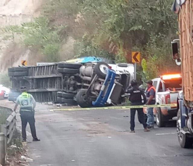 Se registra volcadura de tráiler en la Barranca de Chocamán