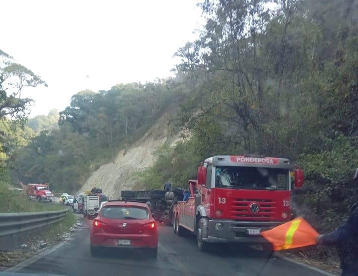 Se registra volcadura de tráiler en la Barranca de Chocamán