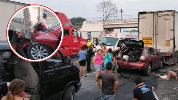 Auto se impacta contra caja de tráiler en Cuitláhuac; hay 5 lesionados 