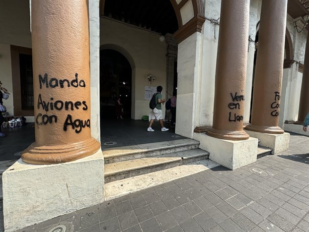 Manda ayuda contra incendios en Veracruz, no antimotines, reclaman a Cuitláhuac