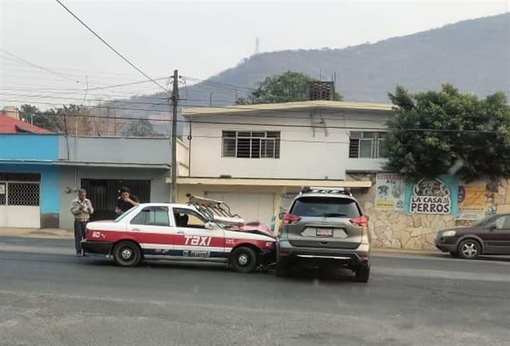 Fuerte choque entre camioneta y taxi deja tres lesionados en Nogales