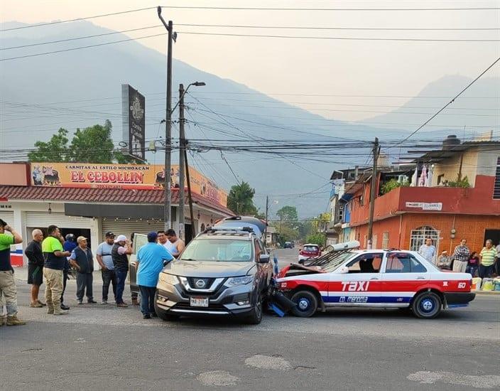 Fuerte choque entre camioneta y taxi deja tres lesionados en Nogales