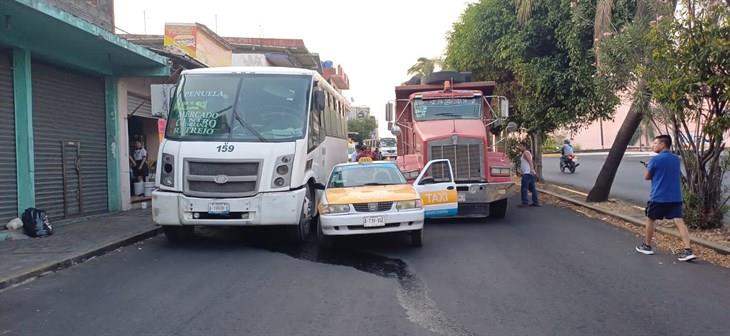 Se registra accidente múltiple en Córdoba; ¡taxi quedó prensado!