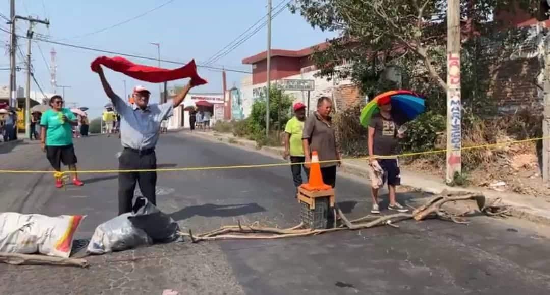 Bloquean calles en las colonias Pocitos y Rivera, Las Brisas y avenida JB Lobos por falta de agua