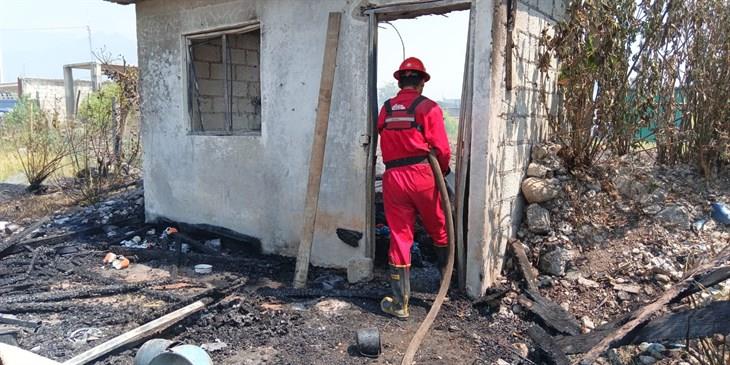 Tras incendio, vivienda termina calcinada en Rafael Delgado