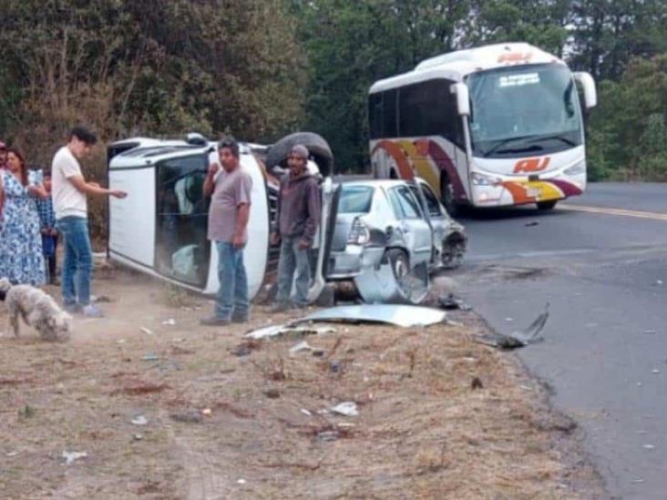 Cuatro lesionados en choque y volcadura en curvas de Toxtlacuaya