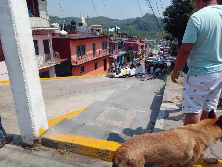 Camioneta vuelca aparatosamente en Juchique de Ferrer