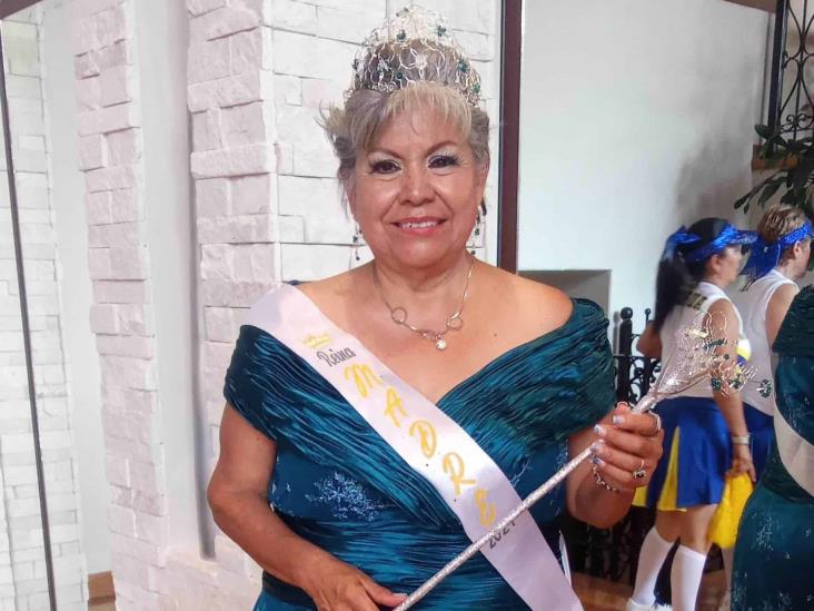 Coronan a Elsa Mancisidor, reina madre de las Zumberas de Costa de Oro