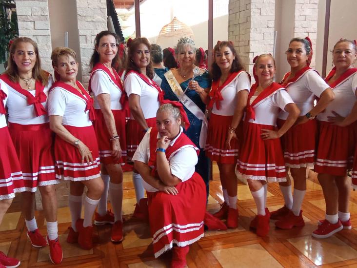 Coronan a Elsa Mancisidor, reina madre de las Zumberas de Costa de Oro