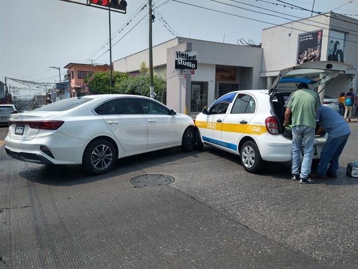 ¡Y era nuevo! Choque entre auto y taxi en colonia San José de Córdoba