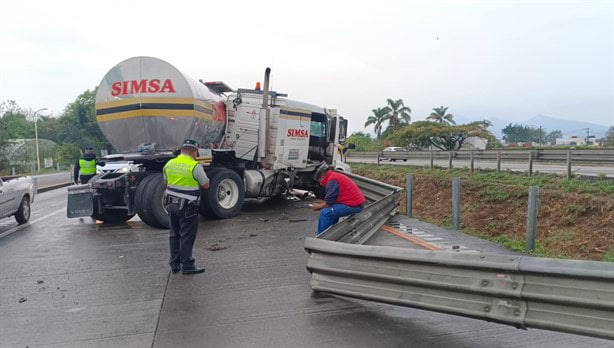 Tráiler termina descuadrado sobre la autopista Veracruz-Puebla