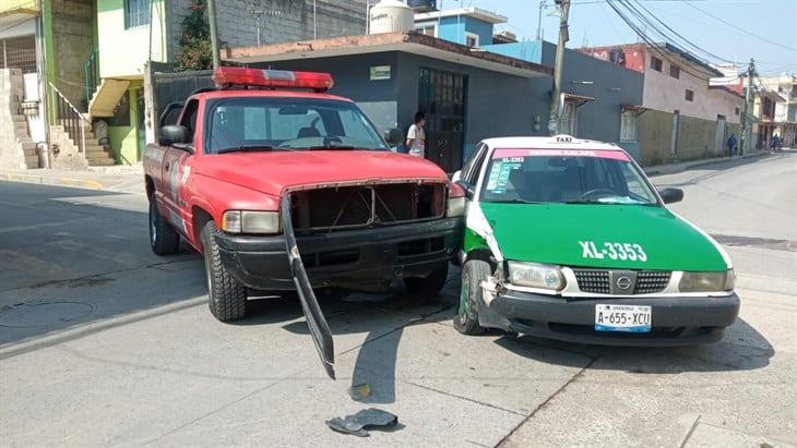 Se registra choque entre taxi y camioneta de bomberos en colonia de Xalapa