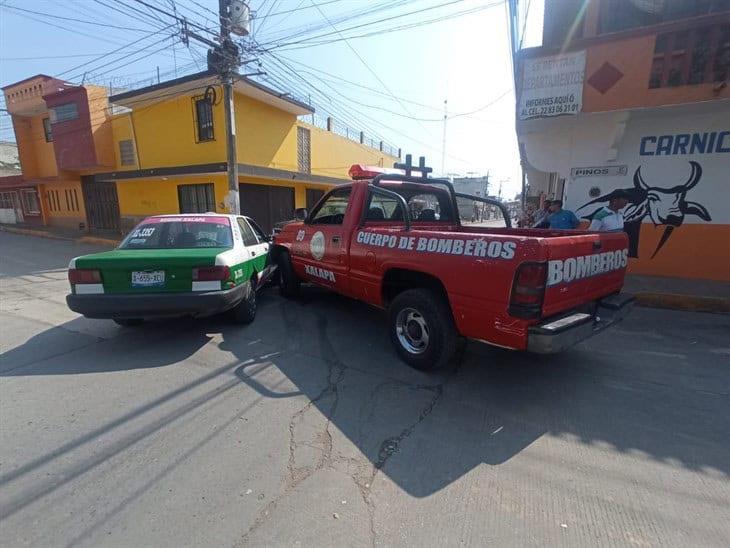 Se registra choque entre taxi y camioneta de bomberos en colonia de Xalapa