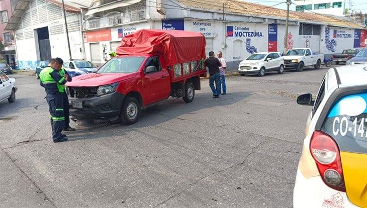 Camioneta se impacta contra taxi en Córdoba; ¿qué pasó?