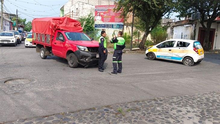 Camioneta se impacta contra taxi en Córdoba; ¿qué pasó?