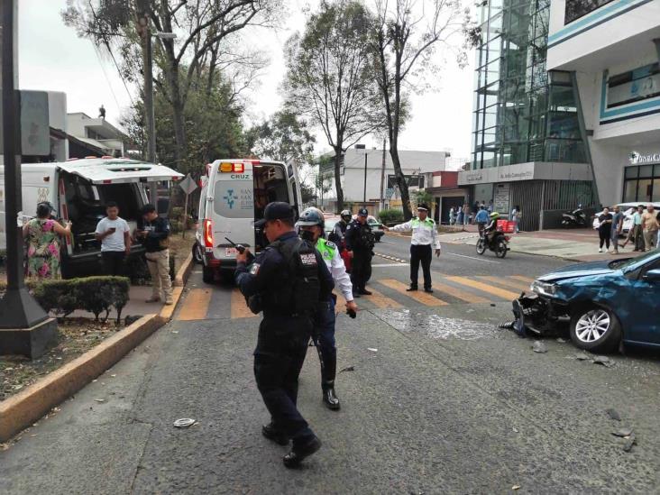 Xalapa: Chocan ambulancia y automóvil cerca del Teatro del Estado