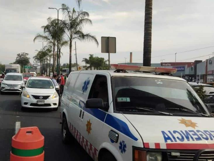 Taxi provoca carambola en Lázaro Cárdenas, frente a Plaza Ánimas, en Xalapa