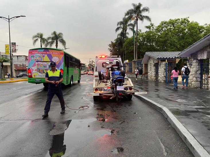 Derrapan motociclistas frente al Polifórum de Orizaba