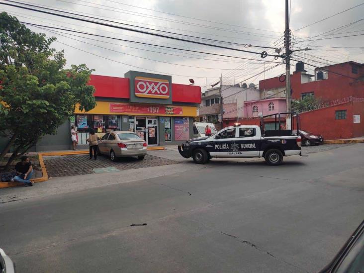 Asaltan Oxxo en Xalapa; intenso operativo en colonia Carrillo Puerto