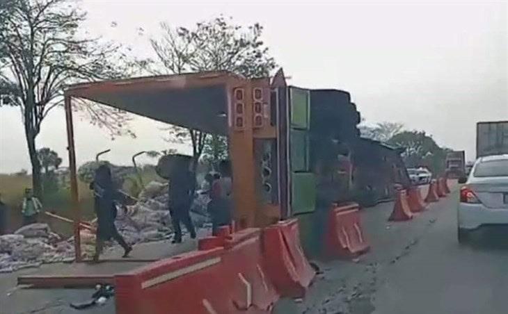 Vuelca tráiler en autopista Córdoba- Veracruz y se llevan su carga